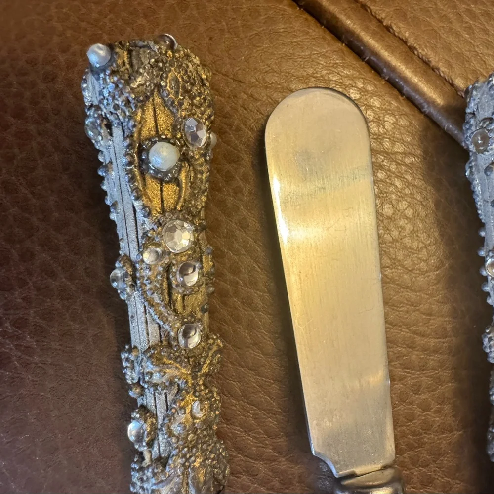 Vintage set of 4 ornate handled butter/cheese spread knives